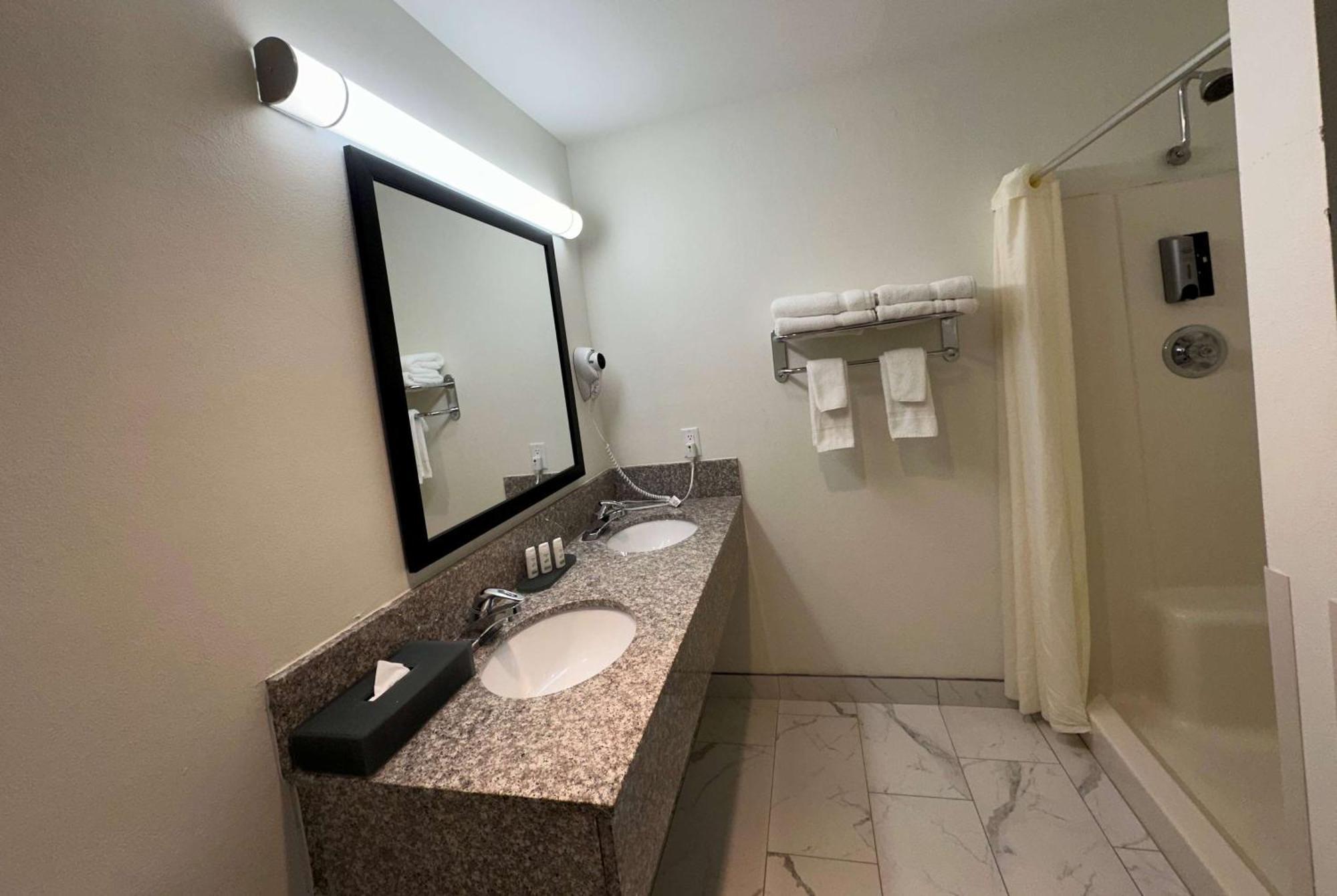במוטל Ramada By Wyndham Waupaca מראה חיצוני תמונה